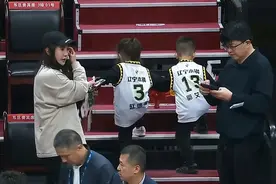 魔鬼主场！辽篮球迷高喊削他，赵本山观战，攻陷李荣浩演唱会图片