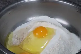 1碗面粉，2个鸡蛋，筷子一搅做出香酥饼，比油条还好吃，太香了图片