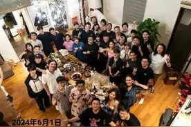 60岁刘欢最新露面！豪宅设宴喝到满脸通红，妻子忙前忙后超贤惠图片