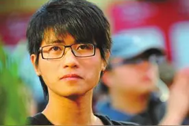8年了，韩寒还是过着“两个老婆”的生活？他和赵卓娜分手了吗？图片