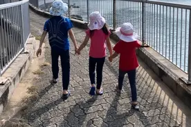 霍启刚重阳节带娃出游，悄悄拍下三子女手牵手漫步，温馨又幸福图片