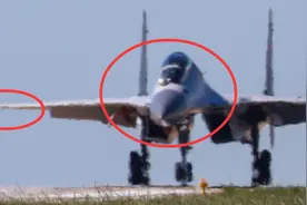 振奋人心！双座版歼-15照片曝光！增加一个座位的好处在哪里？图片