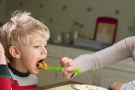 孩子吃饭总要喂？这4件事做好，帮助孩子养成独立吃饭的好习惯图片