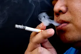 吸烟的男性，过了45岁，若能完成4个动作，或代表身体还不错图片