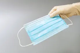 原来清洗纱窗这么简单，不拆不卸，只需1个口罩，轻轻松松变干净图片