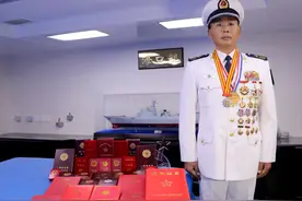 胸前挂满军功章的他，经历比小说更精彩！图片