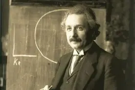 爱因斯坦为何只有半身照？看完原版全身照，网友：下半身有些滑稽图片