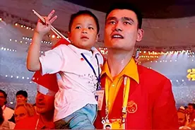 被姚明抱着上奥运的小英雄，曾发誓考上清华，17年后活成了这样图片