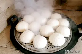 用酵母粉蒸馒头时，有人放食用碱，有人加小苏打，内行人：都错了图片