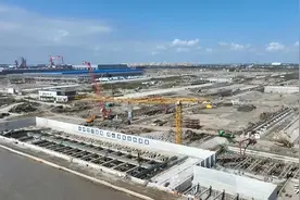 沪东船厂新厂区亮相？003航母在附近，或用于下饺子076两栖攻击舰图片