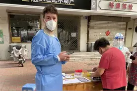 主动请缨，英国小伙在石家庄当起防疫志愿者图片