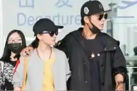 港媒爆料周迅陈坤已领证，两人现身机场亲密无间，像极了老夫老妻图片