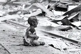 1937年日军轰炸上海南站，那个坐在铁轨上哭的男孩，后来怎么样了图片