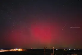 网友实拍！美国多地天空亮起“红光”，是什么危机在迫近吗？图片