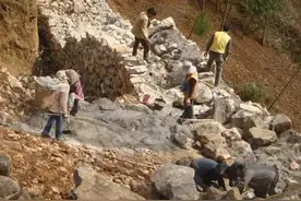 修路挖到罐子（农村故事）图片