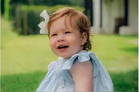 梅根高调公布女儿1岁生日照！小公主穿蓝色裙，颜值比夏洛特差图片