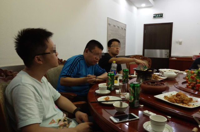 同事向我借500半年没还，他结婚我随礼500，十天后收到他微信
