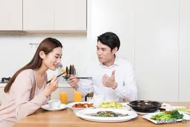 一个男人在餐桌上的细节，就可以看出他适不适合你图片