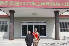 沧州：杂技大师“鬼手”王保合送孙子参军入伍图片