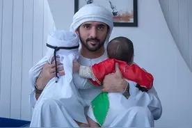 迪拜最帅王子哈曼丹：家族资产800亿，父爱如山一手一个抱龙凤胎图片