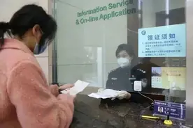 恢复办理首月，上海出入境办证量超38万证次 公安出入境管理部门持续图片