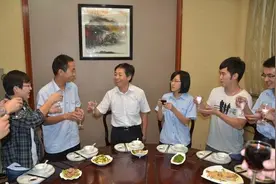 饭局上领导劝你喝酒，怎么礼貌谢绝？高手用这6个话术拒不喝酒图片