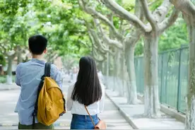 男大学生带女友回家，晚上共居一室，母亲直言难以接受劝其分手图片