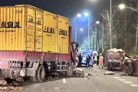 应急救援丨两车相撞 牛粪洒一地 消防屏气救援图片