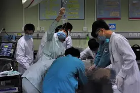 女子在男友脖子上留吻痕导致男友猝死，医生：还有这些部位不能亲图片