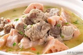 炖莲藕排骨汤，不要直接炖，教你一招，莲藕粉糯，藕汤不腥不发黑图片