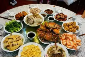 湖南女子第一次去东北探亲，2个人点5个菜，菜刚上桌惊呼：咋吃？图片