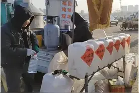 大集上，遇到现接现烤酒的摊位，要注意：看着火热，实则全是套路图片