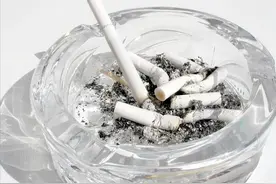 烟灰缸里倒水，到底好不好？图片