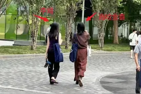 李嫣回国与继母海哈金喜逛街，二人谈心有说有笑关系似好姐妹图片