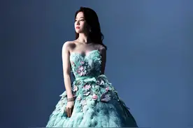 刘亦菲不走红毯照样成大赢家！穿重工高定美成孔雀公主，热搜爆了图片