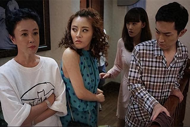 闺蜜来我家住，我让老公睡沙发，闺蜜说：那你的男人真不行啊