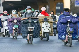 天气寒冷，多地严查和拆卸电动车的挡风被，车主发问：有必要吗？图片