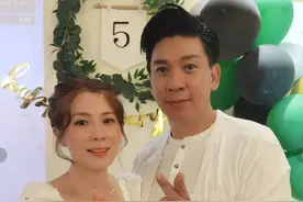 55岁黄子扬三婚五周年，与小20岁嫩妻办派对庆祝，夫妻已定居内地图片