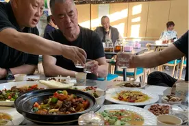 老年人可以喝酒吗？行家：注意“这4点”，70岁也能放心喝两口图片