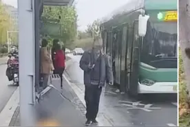 江苏扬州一小轿车疑失控冲撞公交站台，一男一女两名候车者受伤图片