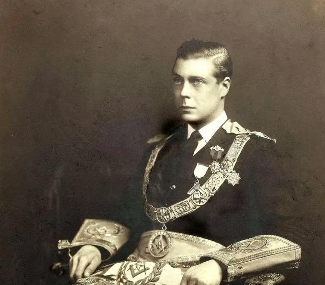 爱德华八世42岁为爱退位,死前却要求见女王,无儿无女只能靠侄女