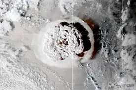 汤加火山喷发引发海啸，邻国斐济华侨：对海啸预警习惯了，生活照常，海边还有人冲浪图片