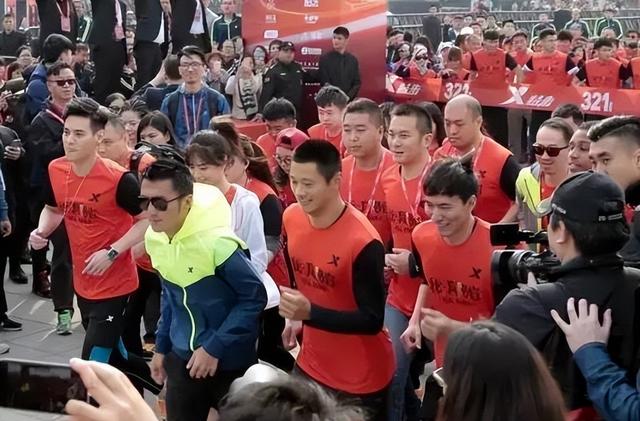 300亿豪门联姻！中国最“佛系”福建大佬，这次要变狼性了？