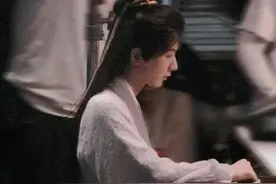 成毅《莲花楼》路透好绝！曾舜晞成港风帅哥，颜值惊艳不输男主图片