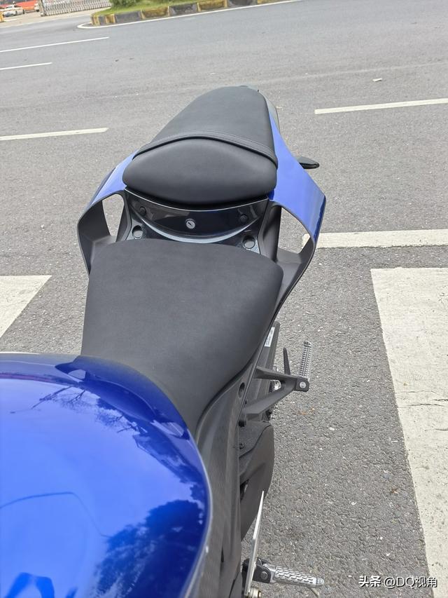 给力，国产高配仿赛摩托飞鹰RM35详解，双缸动力配鲍鱼卡钳