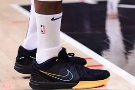 脸都不要了！乔治比赛上脚ZK4代，自己的签名鞋不穿了，PG6无望？图片