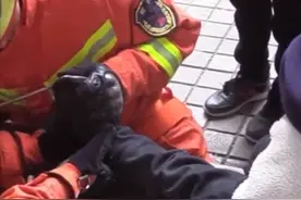 四川成都 萌娃偷穿高跟鞋嫌大用强力胶粘住脚，家长报警求助图片