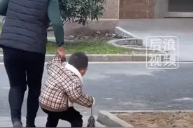 男孩手提肥硕老鼠要回家煲汤吓坏奶奶，目击者：小孩比较皮以为能吃，已丢掉图片