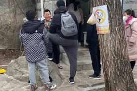 泰山上的男厕被女士们占满，一哥们想如厕，被女士赶出，没处说理图片