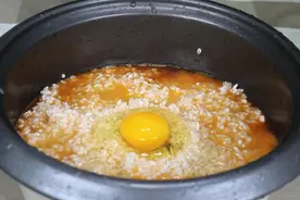 蒸米饭时打入一个鸡蛋，好多人没吃过，居然这么好吃，高手在民间图片